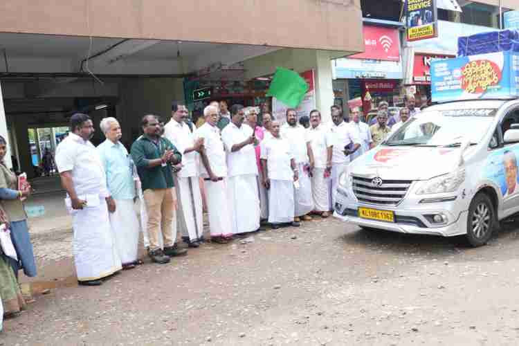 വാഹന പ്രചാരണ ജാഥയുടെ  ഫ്ളാഗ് ഓഫ് കേരള മോട്ടോര്‍ തൊഴിലാളി ക്ഷേമനിധി ഡയറക്ടര്‍ ബോര്‍ഡ് അംഗം മലയാലപ്പുഴ ജ്യോതിഷ് കുമാര്‍ നിര്‍വഹിക്കുന്നു