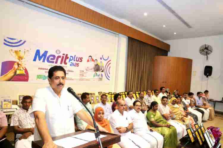 ഫറോക്ക് നഗരസഭയിലെ ഉന്നത വിജയികള്‍ക്കുള്ള ആദരം 'മെറിറ്റ് പ്ലസ് 2K26' മന്ത്രി അഡ്വ. എന്‍ ഷംസുദ്ദീന്‍ ഉദ്ഘാടനം ചെയ്യുന്നു