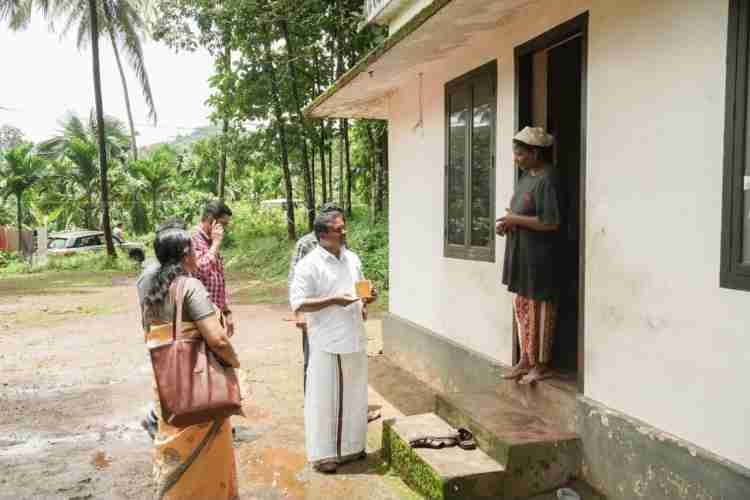 സംസ്ഥാന ഭക്ഷ്യകമീഷന്‍ അംഗം മുരുകേശ് ചെറുനാലി കോഴിക്കോട് കാരശ്ശേരി പഞ്ചായത്തിലെ ആദിവാസി ഉന്നതിയിൽ സന്ദര്‍ശനം നടത്തുന്നു