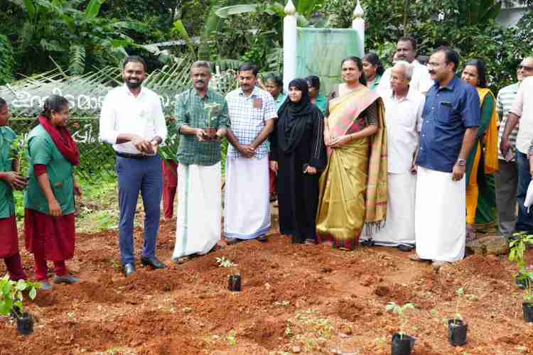 ഫുഡ്സ്‌കേപ്പിംഗ് പദ്ധതിയുടെ മൂന്നാം ഘട്ട ഉദ്ഘാടനം പത്തനംതിട്ട നഗരസഭ അധ്യക്ഷന്‍ റ്റി സക്കീര്‍ ഹുസൈന്‍ ജില്ലാ കലക്ടറുടെ ഔദ്യോഗിക വസതിയില്‍ നിര്‍വഹിക്കുന്നു