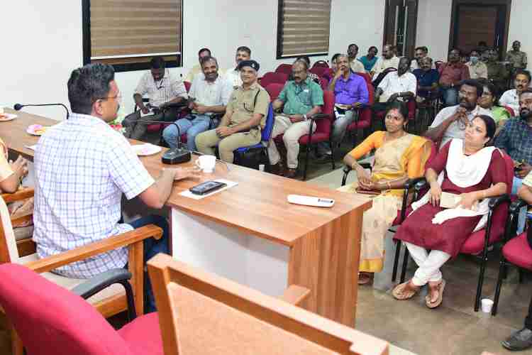കുമരകത്തുനടന്ന ജി20 ഷെർപ്പ സമ്മേളനവും വികസന പ്രവർത്തകസമിതി യോഗവും വിജയകരമായ നടപ്പാക്കിയതിനു വിവിധ വകുപ്പുകളുടെ പ്രവർത്തനങ്ങളെ അഭിനന്ദിക്കാൻ ജില്ലാ കളക്ടർ ഡോ. പി.കെ. ജയശ്രീയുടെ അധ്യക്ഷതയിൽ ചേർന്ന യോഗം.