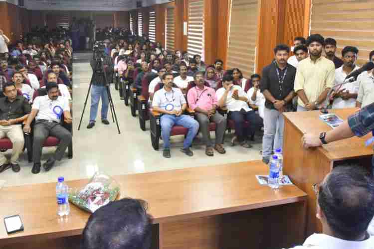 കോഴിക്കോട് ഗവ. എഞ്ചിനീയറിങ് കോളേജില്‍ ടെക്‌നോളജി ബിസിനസ് ഇന്‍കുബേറ്ററിന്റെയും ബി.പി.എം ഇന്‍ഡസ്ട്രി ഇന്‍സ്റ്റിറ്റ്യൂട്ട് കോറിഡോറിന്റെയും ഉദ്ഘാടനവും സെന്റര്‍ ഓഫ് എക്‌സലന്‍സ് പ്രഖ്യാപനവും മന്ത്രി റോജി എം ജോണ്‍ നിര്‍വഹിക്കുക്കുന്നു