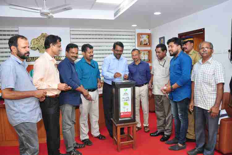   ജില്ലാ ഹരിത കേരളം മിഷന്റെ ആഭിമുഖ്യത്തില്‍  നടത്തുന്ന  പെന്‍ ഫ്രണ്ട് പദ്ധതിയുടെ  ജില്ലാതല ഉദ്ഘാടനം  പെന്‍ ഡ്രോപ്പ് ബോക്‌സില്‍  ഉപയോഗ ശൂന്യമായ പേന നിക്ഷേപിച്ചു  ജില്ലാ കളക്ടര്‍ ഡോ.ഡി സജിത് ബാബു ചേംബറില്‍ നിര്‍വഹിക്കുന്നു.