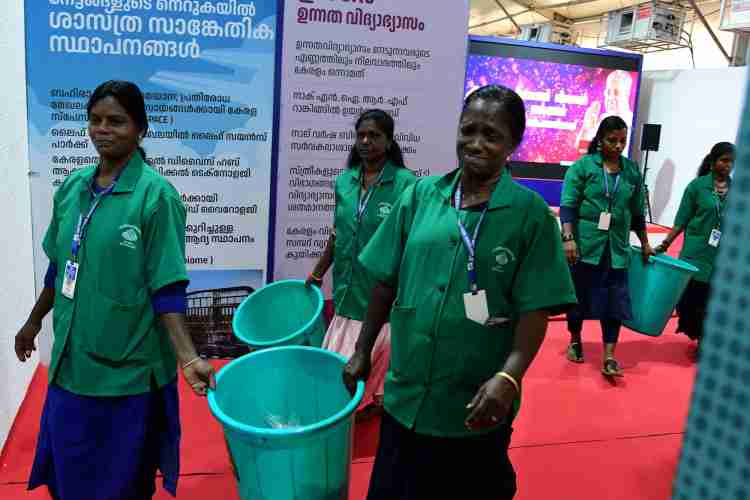 എന്റെ കേരളം പ്രദർശന വിപണന മേള വൃത്തിയാക്കുന്ന ഹരിതകർമസേനാംഗങ്ങൾ