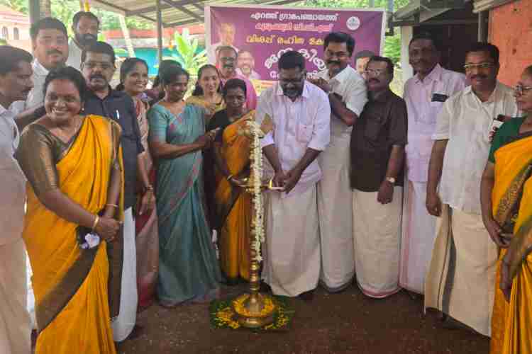 ജനകീയ ഹോട്ടലിന്റെ ഉദ്ഘാടനം നിയമസഭാ ഡെപ്യൂട്ടി സ്പീക്കര്‍ ചിറ്റയം ഗോപകുമാര്‍ നിര്‍വഹിക്കുന്നു