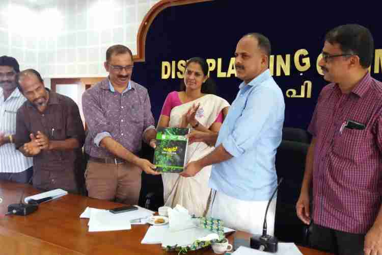 ഹരിത കേരളം മിഷന്‍ തയ്യാറാക്കിയ പച്ചപ്പ് ഹരിത ശുചിത്വ പ്ലാനര്‍ എഡിഎം ഇ മുഹമ്മദ് യൂസഫിന് നല്‍കി ജില്ലാ പഞ്ചായത്ത് പ്രസിഡണ്ട് കെ വി സുമേഷ് ഉദ്ഘാടനം ചെയ്യുന്നു.