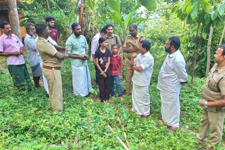 പെരുനാട്ടിൽ കടുവ സാന്നിധ്യം ഉണ്ടായ സ്ഥലം അഡ്വ പ്രമോദ് നാരായൺ എം എൽ എ സന്ദർശിക്കുന്നു.