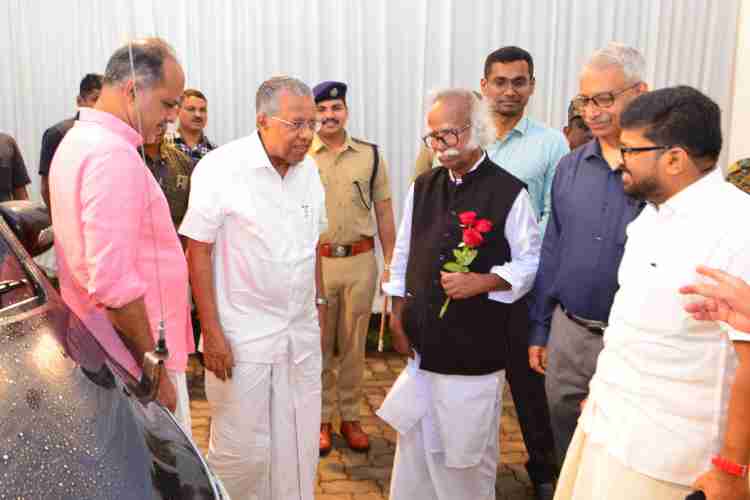 ചൊവ്വാഴ്ച്ച കണ്ണൂർ വി കെ കൃഷ്ണ മേനോൻ വനിത കോളേജിൽ നടന്ന വയനാട്, കോഴിക്കോട്, കണ്ണൂർ, കാസർകോട് ജില്ലകളുടെ  മേഖലാതല യോഗത്തില്‍ മുഖ്യമന്ത്രി.