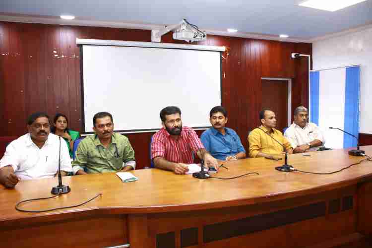 \ിയമസഭയുടെ കായികവും യുവജനക്ഷേമവും യുവജനകാര്യവും സംബന്ധിച്ച സമിതി ചെയര്‍മാന്‍ റ്റി.വി.രാജേഷ് എംഎല്‍എയുടെ അധ്യക്ഷതയില്‍ കളക്ടറേറ്റില്‍ നടന്ന സമിതി യോഗം.