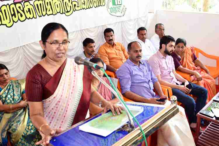  അന്താരാഷ്ട്ര ആയുര്‍വേദ റിസര്‍ച്ച് ഇന്‍സ്റ്റിറ്റ്യൂട്ടിന്റെ ശിലാസ്ഥാപനത്തിന് മുന്നോടിയായി കല്ല്യാട് തട്ടില്‍ നടന്ന സംഘാടക സമിതി രൂപീകരണ യോഗം ആരോഗ്യ വകുപ്പ് മന്ത്രി കെ കെ ശൈലജ ടീച്ചര്‍ ഉദ്ഘാടനം ചെയ്യുന്നു