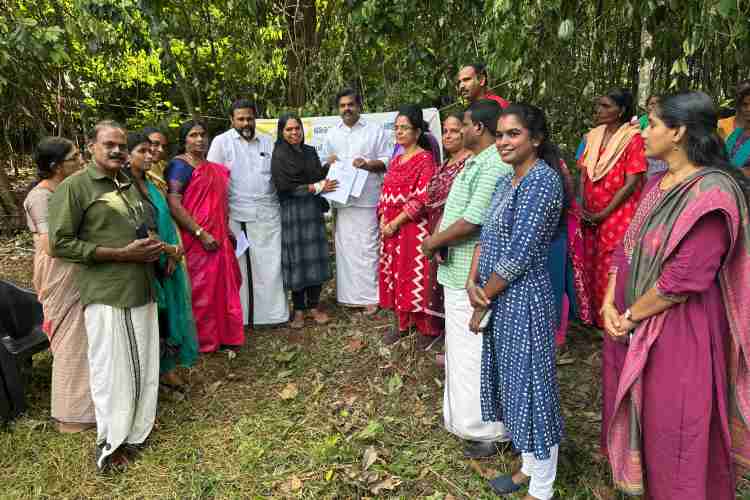 മഹാത്മാഗാന്ധി ദേശീയ ഗ്രാമീണ തൊഴിലുറപ്പ് പദ്ധതി വനം വകുപ്പുമായി ചേര്‍ന്ന് നടപ്പാക്കുന്ന പ്രവൃത്തികളുടെ ഉദ്ഘാടനം  ജനീഷ് കുമാര്‍ എംഎല്‍എ നിര്‍വഹിക്കുന്നു