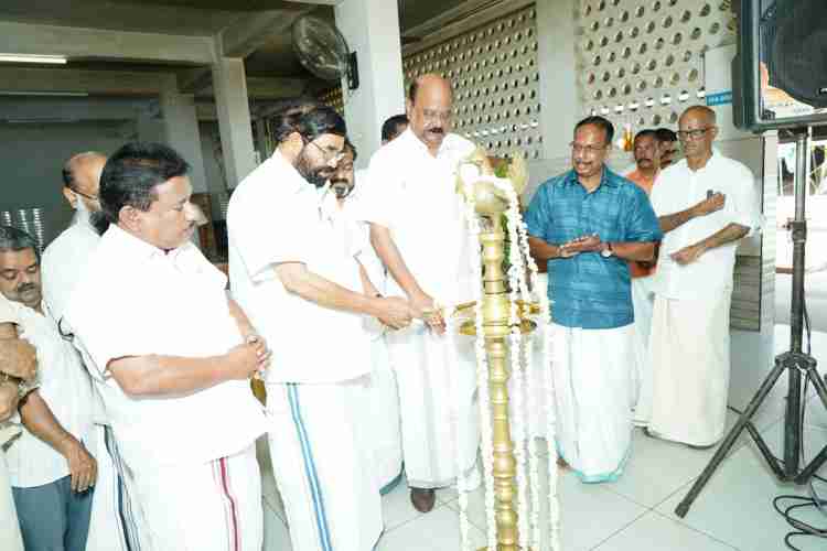  ഫോട്ടോക്യാപ്ഷൻ: ശബരിമല തീർഥാടനത്തിനു മുന്നോടിയായി കടപ്പാട്ടൂർ ഇടത്താവളത്തിലെ മുന്നൊരുക്കങ്ങൾ വിലയിരുത്താനായി ചേർന്ന യോഗം ദേവസ്വം വകുപ്പു മന്ത്രി വി.എൻ. വാസവൻ ഉദ്ഘാടനം ചെയ്യുന്നു. മാണിസി. കാപ്പൻ എം.എൽ.എ. സമീപം.