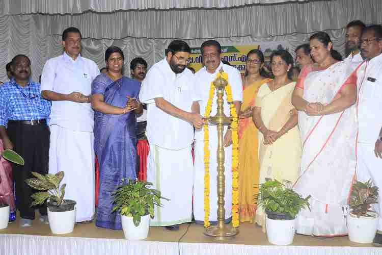കാണക്കാരി ഗവൺമെന്റ് വി.എച്ച്.എസ്. സ്‌കൂളിൽ കിഫ്ബി സഹായത്തോടെ 1.3 കോടി രൂപ ചെലവിൽ നിർമിച്ച കെട്ടിടത്തിന്റെ ഉദ്ഘാടനം സഹകരണ- തുറമുഖ- ദേവസ്വം വകുപ്പു മന്ത്രി വി.എൻ. വാസവൻ നിർവഹിക്കുന്നു. അഡ്വ. മോൻസ് ജോസഫ്  എം.എൽ.എ., ജില്ലാ പഞ്ചായത്ത് പ്രസിഡന്റ് കെ.വി. ബിന്ദു എന്നിവർ സമീപം.