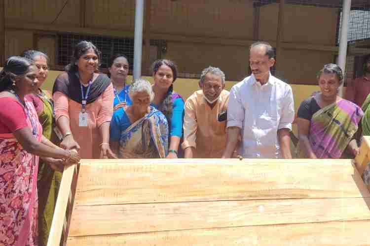 വയോജനങ്ങള്‍ക്കുള്ള കട്ടില്‍  പദ്ധതി പഞ്ചായത്ത് കമ്മ്യൂണിറ്റി  ഹാളില്‍ ചിറ്റാര്‍ ഗ്രാമ പഞ്ചായത്ത്  പ്രസിഡന്റ് സജി കുളത്തുങ്കല്‍ വിതരണം ചെയ്യുന്നു.