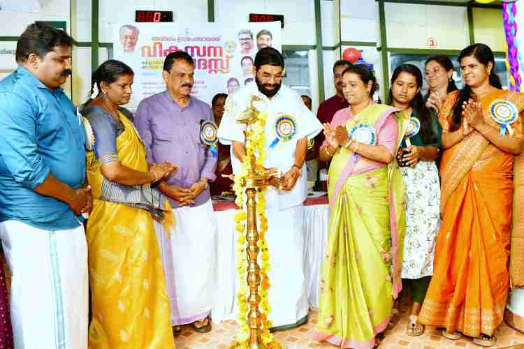 അയ്മനം ഗ്രാമപഞ്ചായത്തിലെ  വികസന സദസ്സ് സഹകരണം-തുറമുഖം- ദേവസ്വം വകുപ്പ് മന്ത്രി വി.എൻ.വാസവൻ ഉദ്ഘാടനം ചെയ്യുന്നു