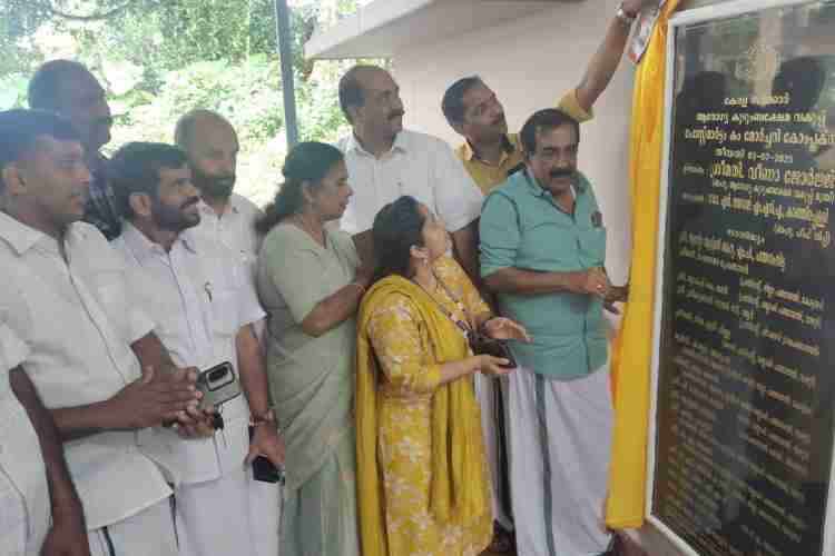 കാഞ്ഞിരപ്പള്ളി ജനറൽ ആശുപത്രിയിൽ നടന്ന ഡയാലിസിസ് സെന്റർ നിർമാണോദ്ഘാടനം സർക്കാർ ചീഫ് വിപ്പ് ഡോ.എൻ ജയരാജ് നിർവഹിക്കുന്നു