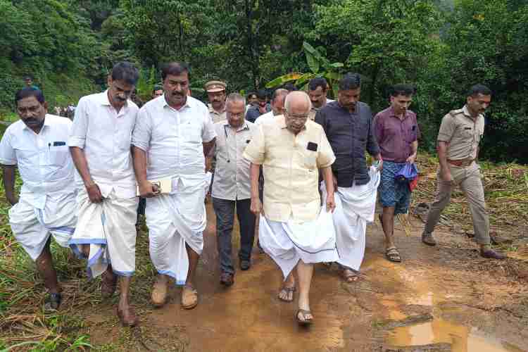 ബാരാ പോൾ വൈദ്യുതി പദ്ധതിയുടെ ഭാഗമായ കനാലിൻ്റെ തകർന്ന ഭാഗം സന്ദർശിക്കുന്ന വൈദ്യുത മന്ത്രി കെ കൃഷ്ണൻ കുട്ടി