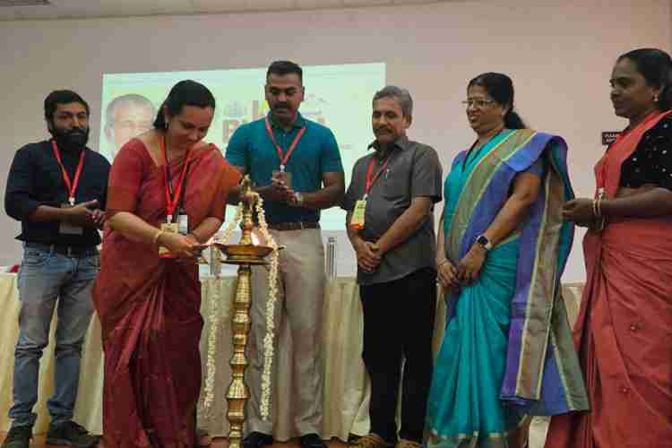  കുടുംബശ്രീ ജില്ലാ മിഷൻ പാത്താമുട്ടം സെന്റ് ഗിറ്റ്സ് കോളജ് ഓഫ് എൻജിനീയറിങ്ങിൽ സംഘടിപ്പിച്ച  സംരംഭക മീറ്റും പ്രദർശനവും പ്രിൻസിപ്പൽ പ്രൊഫ. ഡോ. ടി. സുധ ഉദ്്ഘാടനം ചെയ്യുന്നു.