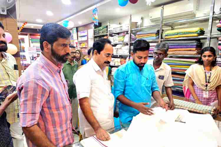 ബാലുശ്ശേരി അറപ്പീടിക ഖാദി ഷോറൂമില്‍ ഓണം ഖാദി മേളയുടെ ഉദ്ഘാടനം വി.ടി സൂരജ് എം.എല്‍.എ നിര്‍വഹിക്കുന്നു