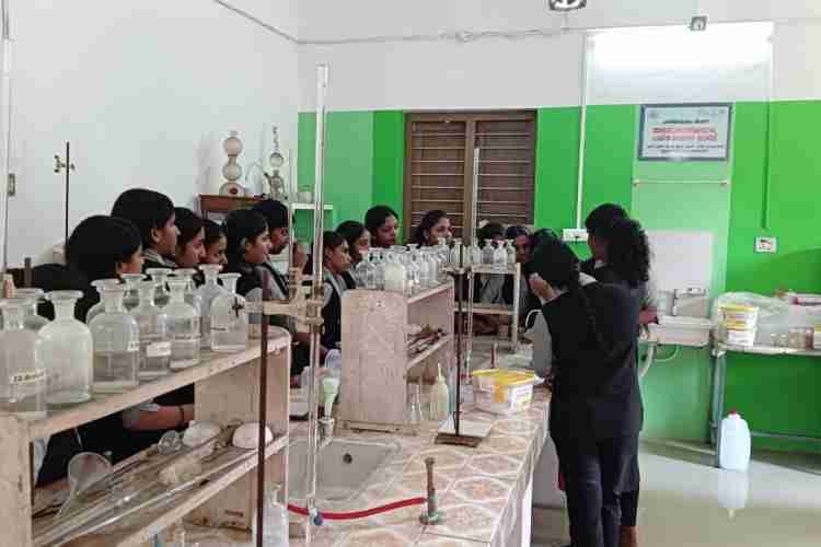 സ്‌കൂളുകളില്‍ സജ്ജമാക്കിയ ഹരിതകേരളം മിഷന്റെ ജലഗുണപരിശോധന ലാബ്