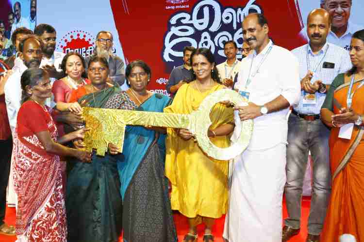 തദ്ദശ സ്വയംഭരണ സ്ഥാപനവും ലൈഫ് മിഷനും സംയുക്തമായി നടത്തിയ ലൈഫ് സംഗമത്തിൽ നിർമാണം പൂർത്തിയായ  ലൈഫ് വീടുകളുടെ താക്കോൽദാനം അഡ്വ. സെബാസ്റ്റ്യൻ കുളത്തുങ്കൽ എം.എൽ.എ. നിർവഹിക്കുന്നു
