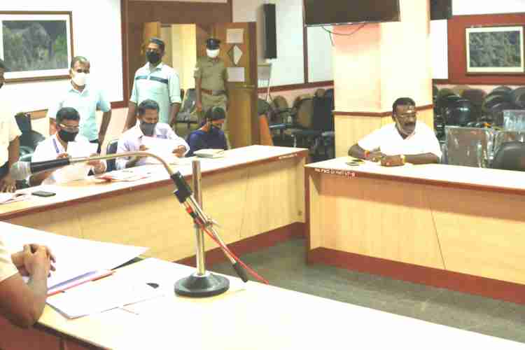 കലകട്രേറ്റ് കോണ്‍ഫറന്‍സ് ഹാളില്‍ ചേര്‍ന്ന രാഷ്ട്രീയ പാര്‍ട്ടി പ്രതിനിധികളുടെ യോഗത്തില്‍ ജില്ലാ കലക്ടര്‍ ഡി.ബാലമുരളി സംസാരിക്കുന്നു