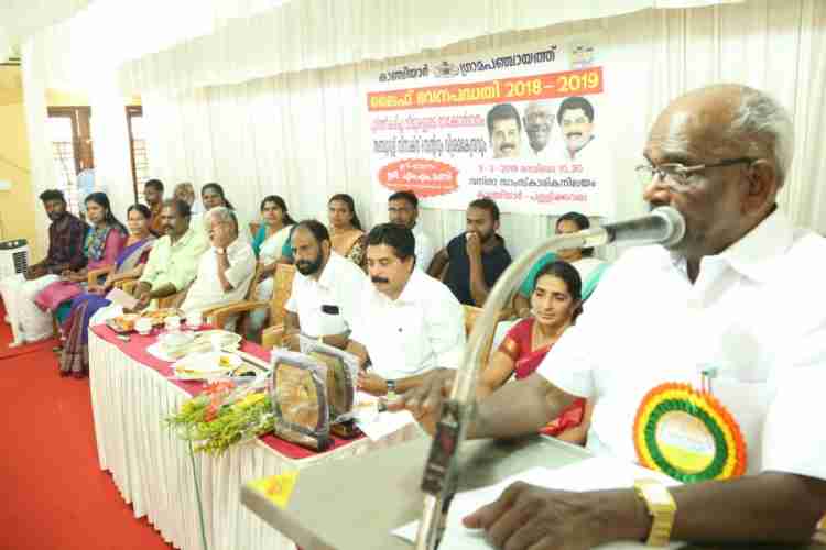 ലൈഫ് പദ്ധതിയിലൂടെ പൂര്‍ത്തികരിച്ച വീടുകളുടെ താക്കോൽ ദാനചടങ്ങിൽ മന്ത്രി എം എം മണി സംസാരിക്കുന്നു. 
