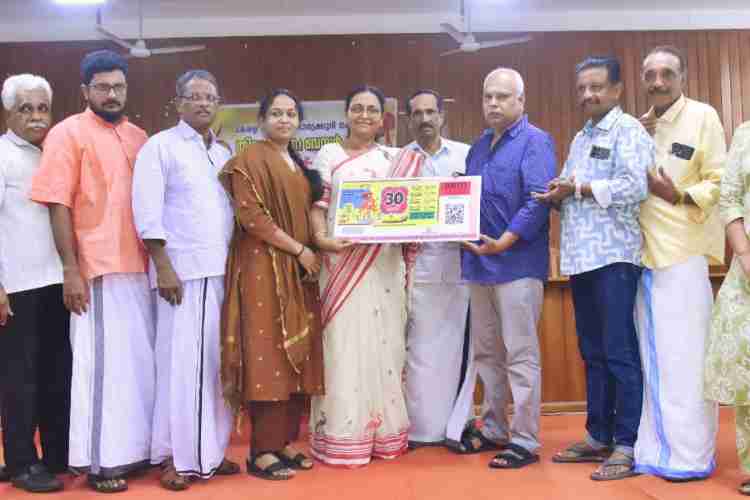 തിരുവോണം ബംബര്‍ ഭാഗ്യക്കുറി വില്‍പനയുടെ ജില്ലാതല ഉദ്ഘാടനം ജില്ലാ പഞ്ചായത്ത് പ്രസിഡന്റ് മില്ലി മോഹന്‍ നിര്‍വഹിക്കുന്നു