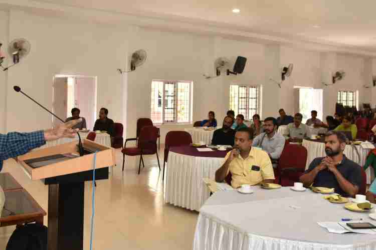 എം.എസ്.സ്വാമിനാഥന്‍ ഫൗണ്ടേഷനില്‍ നടന്ന ജൈവവൈവിധ്യ മാധ്യ മ ശില്‍പശാലയില്‍ നാഷണല്‍ ബയോ ഡൈവേഴ്‌സിറ്റി അതോറിറ്റി സെക്രട്ടറി ബി.രബികുമാര്‍ സംസാരിക്കുന്നു.
