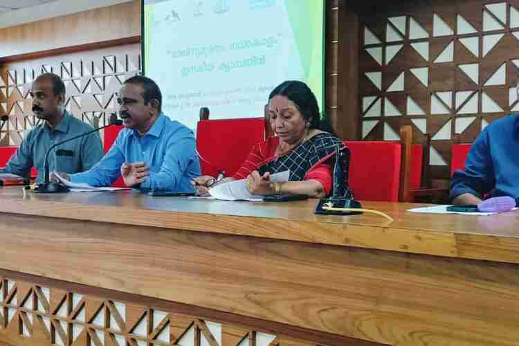 ജില്ലാ പ്ലാനിംഗ് ഓഫീസിൽ ചേർന്ന മാലിന്യമുക്ത നവകേരളം സമ്പൂർണ്ണ ശുചിത്വ  പ്രഖ്യാപന പ്രവർത്തന യോഗത്തിൽ ജില്ലാ കളക്ടർ ജോൺ വി. സാമുവൽ മുഖ്യപ്രഭാഷണം നടത്തുന്നു. ശുചിത്വ മിഷൻ കോർഡിനേറ്റർ ലക്ഷ്മി പ്രസാദ്, തദ്ദേശ സ്വയം ഭരണ വകുപ്പ് ജോയിന്റ് ഡയറക്ടർ ബിനു ജോൺ,ജില്ലാ പഞ്ചായത്ത് പ്രസിഡന്റ്  ഹേമലതാ പ്രേം സാഗർ,മാലിന്യമുക്തം നവകേരളം കോർഡിനേറ്റർ ടി.പി. ശ്രീശങ്കർ എന്നിവർ സമീപം