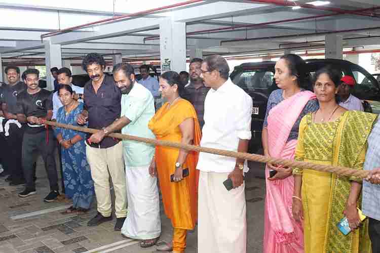 ജില്ലാ സ്പോർട്സ് കൗൺസിലിന്റെയും ജില്ലാ ലേബർ ഡിപ്പാർട്ട്മെന്റിന്റെയും സഹകരണത്തോടെ മെയ്ദിന കായികമേളയോടനുബന്ധിച്ച് നടത്തിയ തൊഴിലാളികളുടെ വടംവലി മത്സരം അഡ്വ. റജി സഖറിയ ഉദ്ഘാടനം ചെയ്യുന്നു