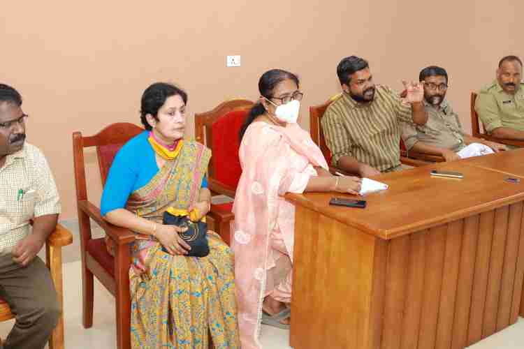 മുഖ്യമന്ത്രി പങ്കെടുക്കുന്ന കോന്നി മെഡിക്കല്‍ കോളജ് അക്കാദമിക് ബ്ലോക്ക് ഉദ്ഘാടന പരിപാടിയുടെ സ്റ്റേജിന്റെയും, പന്തലിന്റെയും നിര്‍മാണം ആരംഭിക്കുന്നതിനു മുന്നോടിയായി അഡ്വ.കെ.യു. ജനീഷ് കുമാര്‍ എംഎല്‍എയും ഉദ്യോഗസ്ഥരും സ്ഥലം പരിശോധിക്കുന്നു.