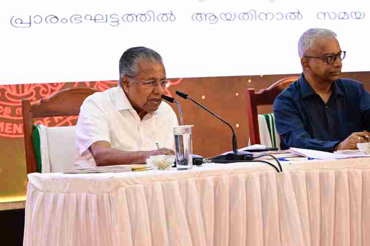 കണ്ണൂർ കൃഷ്ണ മേനോൻ സ്മാരക ഗവ. വനിതാ കോളേജ് ഓഡിറ്റോറിയത്തിൽ  ചേർന്ന നാല് ജില്ലകളുടെ മേഖലാതല യോഗത്തിൽ മുഖ്യമന്ത്രി പിണറായി വിജയൻ സംസാരിക്കുന്നു