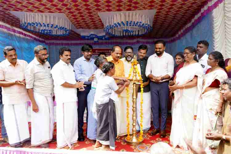 ചെങ്ങറ സമരഭൂമിയില്‍ ഓണക്കിറ്റിന്റെയും പുതിയ റേഷന്‍ കാര്‍ഡിന്റെയും വിതരണ ഉദ്ഘാടനം മന്ത്രി  ജി.ആര്‍ അനില്‍ നിര്‍വഹിക്കുന്നു