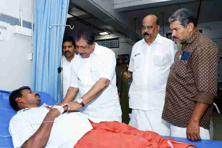 പൂഞ്ഞാർ തെക്കേക്കരയിൽ  കനത്ത മഴയിൽ വീടിന് മുകളിലേക്ക് മണ്ണിടിഞ്ഞ് വീണുണ്ടായ ദുരന്തത്തിൽ മരിച്ച റെജീന ജോണിയുടെ ഭർത്താവ് ജോണിയെ മന്ത്രി മോൻസ് ജോസഫ് പാലാ ജനറൽ ആശുപത്രിയിൽ സന്ദർശിക്കുന്നു.