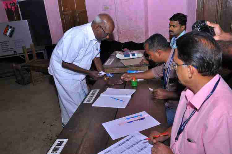 വൈദ്യുതി വകുപ്പ് മന്ത്രി എം.എം.മണി വോട്ടു ചെയ്തു