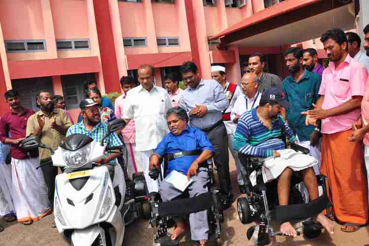 കളക്ടറേറ്റില്‍ ഭിന്നശേഷിക്കാര്‍ക്കുള്ള സഹായ ഉപകരണങ്ങളുടെ വിതരണം പി.കരുണാകരന്‍ എംപി നിര്‍വഹിച്ചപ്പോള്‍. ജില്ലാ കളക്ടര്‍ ഡോ.ഡി.സജിത് ബാബു സമീപം.
