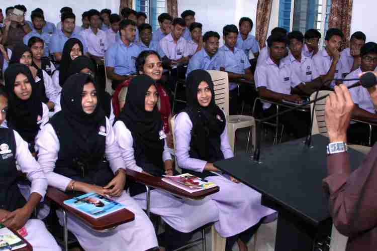 എടവനക്കാട് എച്ച്‌ഐ എച്ച്എസ്എസ്-ല്‍ ജില്ലാ ഇന്‍ഫര്‍മേഷന്‍ ഓഫീസ് സംഘടിപ്പിച്ച പ്രതിരോധകുത്തിവയ്പുകളെക്കുറിച്ചുള്ള ബോധവത്കരണപരിപാടിയില്‍  ഡോ. പിഎന്‍എന്‍ പിഷാരടി സംസാരിക്കുന്നു. 
