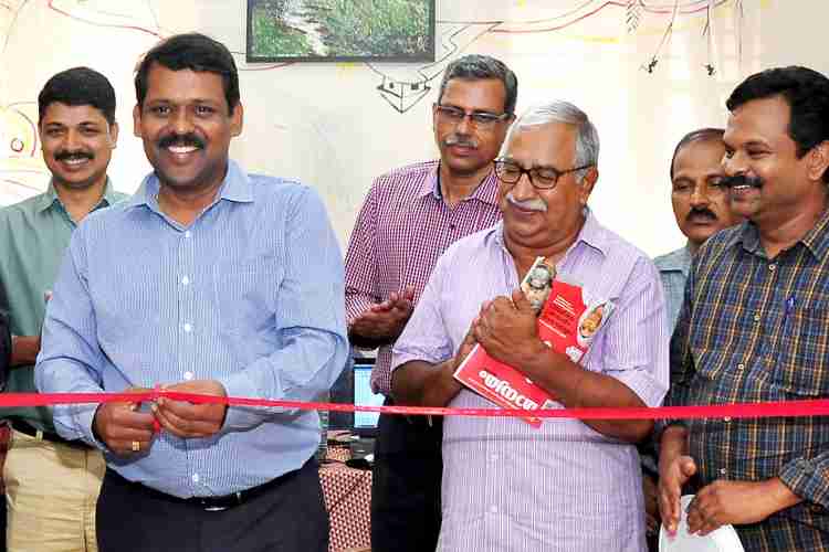 ലോക്‌സഭാ തെരഞ്ഞെടുപ്പിനുള്ള  മീഡിയ സര്‍ട്ടിഫിക്കേഷന്‍ മോണിറ്ററിങ്ങ് കമ്മിറ്റിയുടെ ഓഫീസും മീഡിയ നിരീക്ഷണ കേന്ദ്രവും ജില്ലാ വരണാധികാരിയായ ജില്ലാ കളക്ടര്‍ ഡോ ഡി സജിത്ത് ബാബു കളക്ടറേറ്റില്‍ ഉദ്ഘാടനം ചെയ്യുന്നു. 