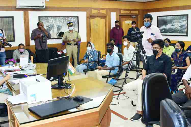 നിയമസഭാ തെരഞ്ഞെടുപ്പുമായി ബന്ധപ്പെട്ട് സംഘടിപ്പിച്ച മീറ്റ് ദി കലക്ടര്‍ പരിപാടിയില്‍ ജില്ലാകലക്ടര്‍ മൃണ്മയി ജോഷി ശശാങ്ക് കന്നി വോട്ടര്‍മാരുമായി സംവദിക്കുന്നു.