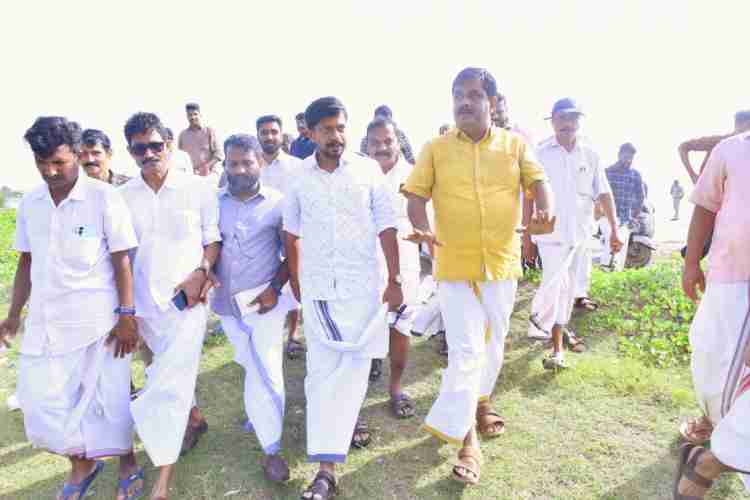 തിക്കോടി പഞ്ചായത്തില്‍ സ്‌റ്റേഡിയം നിര്‍മിക്കാനുദ്ദേശിക്കുന്ന സ്ഥലം മന്ത്രി ഒ ജെ ജനീഷ് സന്ദര്‍ശിക്കുന്നു