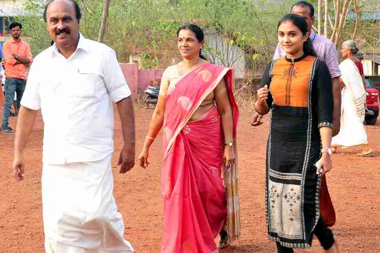 റവന്യൂ വകുപ്പ് മന്ത്രി ഇ ചന്ദ്രശേഖരന്‍ കുടുംബസമേതം  കോളിയടുക്കം ഗവര്‍മെന്റ് യുപി സ്‌കൂളിലെ  33-ാം നമ്പര്‍  പോളിങ് ബൂത്തില്‍ എത്തുന്നു 