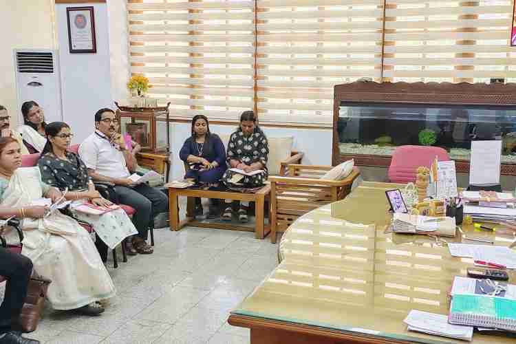 ദേശീയ സമ്പാദ്യപദ്ധതിയുടെ ഭാഗമായുള്ള സ്റ്റുഡന്റ്സ് സേവിങ് സ്‌കീം സംബന്ധിച്ച വിലയിരുത്തൽ യോഗത്തിൽ ജില്ലാ കളക്ടർ ജോൺ വി. സാമുവലിന്റെ അധ്യക്ഷതയിൽ ചേർന്ന യോഗം