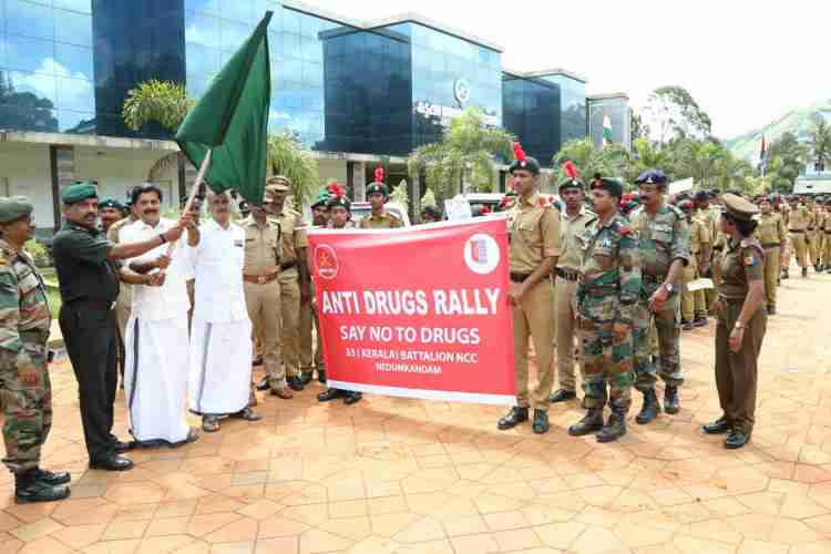 മച്ചിപ്ലാവിലെ കുടില്‍ വ്യവസായ യൂണിറ്റുകളില്‍ എന്‍ എസ് എസ് യൂണിറ്റ് അംഗങ്ങള്‍ ഈറ്റ ഉല്‍പന്നങ്ങളുടെ പരിശീലനം നേടുന്നു.