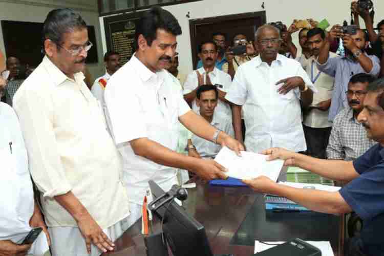 അഡ്വ. ജോയ്‌സ് ജോര്‍ജ്ജ് ജില്ലാ വരണാധികാരിയായ കലക്ടര്‍ എച്ച്. ദിനേശന്‍ മുമ്പാകെ  നാമനിര്‍ദ്ദേശ പത്രിക സമര്‍പ്പിക്കുന്നു.