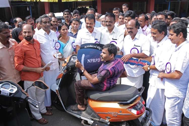 ദേശീയ വികലാംഗ പുനരധിവാസ പദ്ധതിയുടെ ഭാഗമായി ജില്ലാ പഞ്ചായത്തിന്റെ നേതൃത്വത്തില്‍ വിതരണംചെയ്ത മുച്ചക്ര വാഹനങ്ങളുടെ താക്കോല്‍ദാനം മന്ത്രി ഇ. ചന്ദ്രശേഖരന്‍ ബേഡഡുക്ക സ്വദേശി ജി.ശ്രീവത്സന് നല്‍കി ഉദ്ഘാടനം ചെയ്യുന്നു