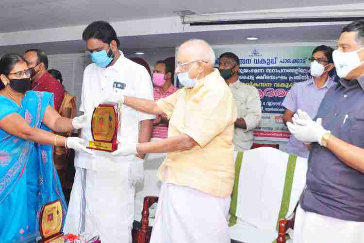 വാട്ടര്‍ യൂസേഴ്സ് അസോസിയേഷന്‍ സര്‍ട്ടിഫിക്കറ്റ് വിതരണോദ്ഘാടനം ജലവിഭവ വകുപ്പ് മന്ത്രി കെ. കൃഷ്ണന്‍കുട്ടി നിര്‍വഹിക്കുന്നു
