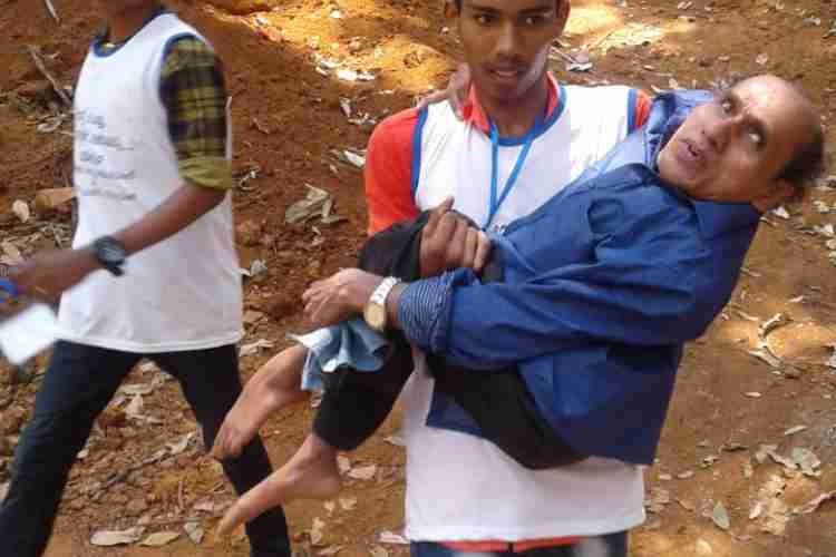 വീടുകളില്‍ നിന്ന് ഭിന്നശേഷി വോട്ടര്‍മാരെ വോട്ടെടുപ്പ് കേന്ദ്രത്തിലെത്തിക്കുന്ന എന്‍ എസ് എസ് വളന്റിയര്‍മാര്‍