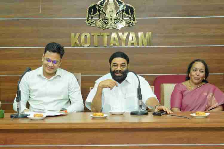 ജില്ലാതല ഓണാഘോഷവുമായി ബന്ധപ്പെട്ടു കളക്‌ട്രേറ്റിൽ ചേർന്ന യോഗത്തിൽ  സഹകരണ-തുറമുഖം-ദേവസ്വം വകുപ്പുമന്ത്രി വി.എൻ. വാസവൻ സംസാരിക്കുന്നു.