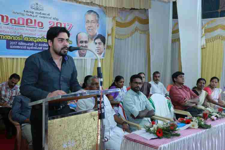 മാനന്തവാടി മുനിസിപ്പല്‍ ടൗണ്‍ ഹാളില്‍ നടന്ന ഓണ്‍ലൈന്‍ സേവന ശില്‍പശാല  ജില്ലാ കളക്ടര്‍ എസ്.സുഹാസ് ഉദ്ഘാടനം ചെയ്യുന്നു.